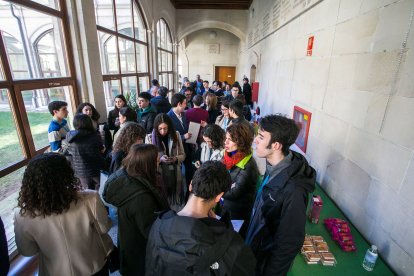 Desde el viernes y durante el sábado se han presentado las 65 ponencias de los alumnos de Bachillerato Internacional en el instituto Cardenal López de Mendoza. TOMÁS ALONSO
