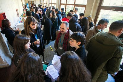 Desde el viernes y durante el sábado se han presentado las 65 ponencias de los alumnos de Bachillerato Internacional en el instituto Cardenal López de Mendoza. TOMÁS ALONSO