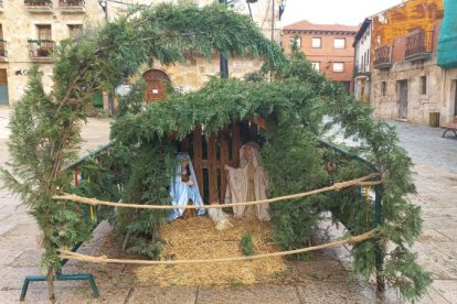 Adorno creado por las vecinas de Gumiel de Izán con materiales naturales y reciclados. ECB