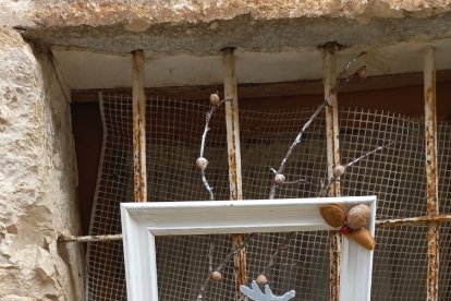 Adorno creado por las vecinas de Gumiel de Izán con materiales naturales y reciclados. ECB