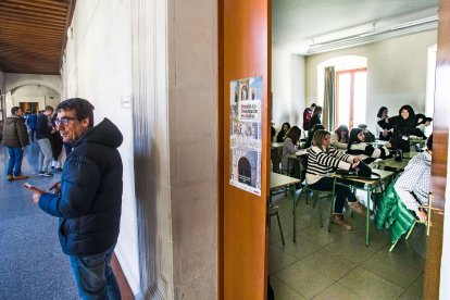Desde el viernes y durante el sábado se han presentado las 65 ponencias de los alumnos de Bachillerato Internacional en el instituto Cardenal López de Mendoza. TOMÁS ALONSO