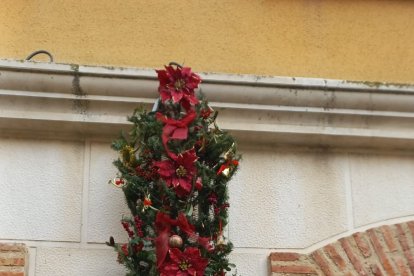 Adorno creado por las vecinas de Gumiel de Izán con materiales naturales y reciclados. ECB
