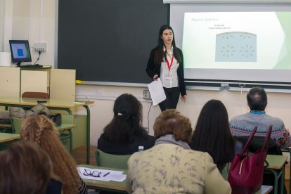 Ana Alonso, una de las ocho ponencias procedentes del instituto burgalés, durante su presentación. TOMÁS ALONSO
