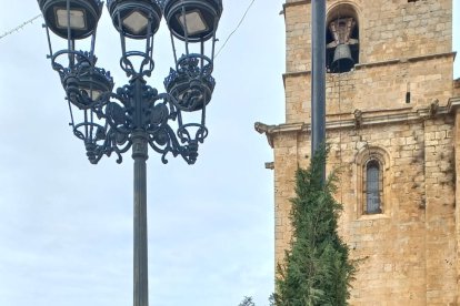 Adorno creado por las vecinas de Gumiel de Izán con materiales naturales y reciclados. ECB