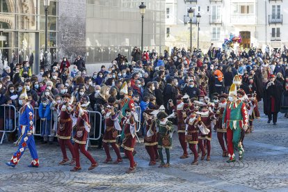 Llegada de los danzantes a la plaza de San Juan. SANTI OTERO
