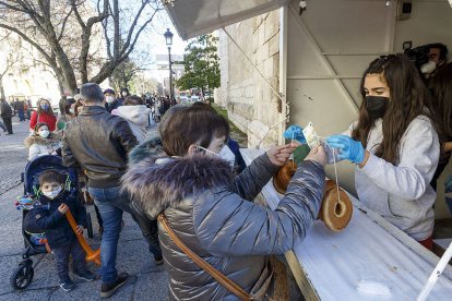 Reparto de panecillos de San Lesmes. SANTI OTERO