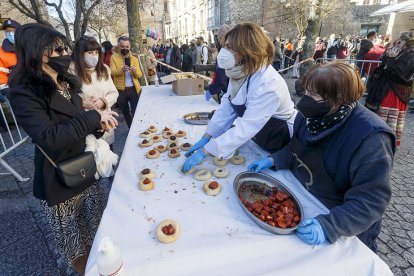 Reparto de chorizo y morcillo. SANTI OTERO