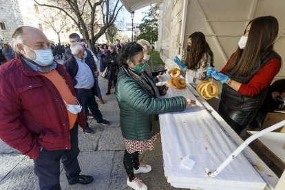 Reparto de panecillos de San Lesmes. SANTI OTERO