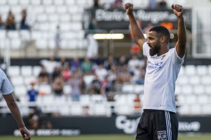 El recién fichado Mourad tuvo sus primeros minutos con el Burgos en la segunda mitad. SANTI OTERO