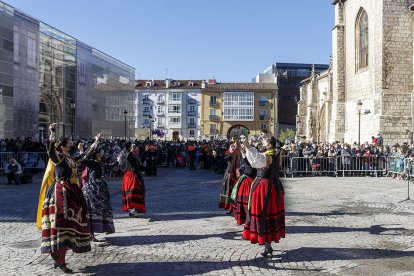 Baile de grupos tradicionales. SANTI OTERO