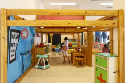 Dos niñas juegan en la ludoteca de Río Vena. SANTI OTERO