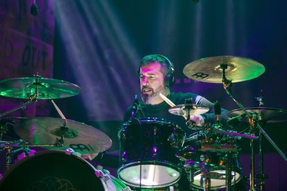 Gamonal disfruta de Las Candelas a ritmo del rock y el metal. Sexma abrieron el festival. TOMÁS ALONSO