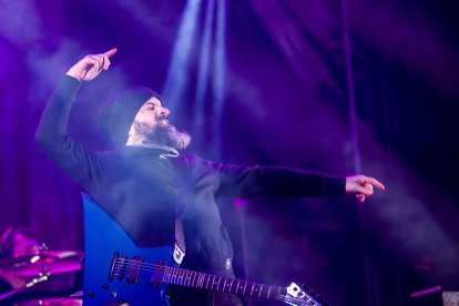 Gamonal disfruta de Las Candelas a ritmo del rock y el metal. Sexma abrieron el festival.  TOMÁS ALONSO