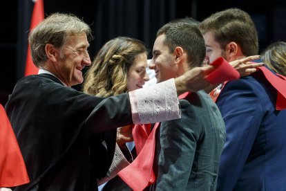 El rector de la Isabel I impone una banda durante la graduación. S. O.
