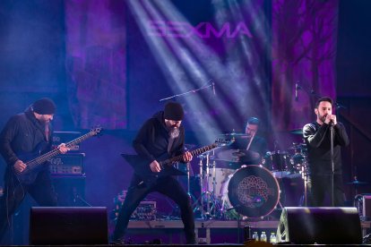 Gamonal disfruta de Las Candelas a ritmo del rock y el metal. Sexma abrieron el festival. TOMÁS ALONSO