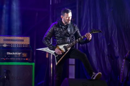 Gamonal disfruta de Las Candelas a ritmo del rock y el metal. Sexma abrieron el festival. TOMÁS ALONSO