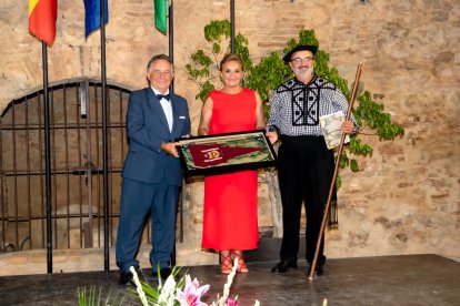 La Fundación Puerta de América reconoce la labor de los carreteros para instalar la réplica del mástil de Nao Victoria en una tradicional gala denominada Capitán de Galeones celebrada el 27 de agosto.