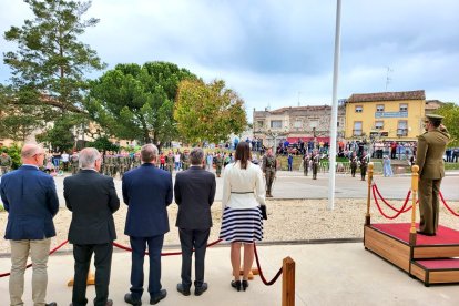 Expectación en el pueblo por presenciar el izado.