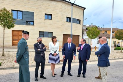 El vicepresidente de la Diputación, Lorenzo Rodríguez, el delegado territorial de la Junta en Burgos, Roberto Saiz y el procurador de Vox, Iñaki Sicilia, junto a la alcaldesa y su predecesor, José María Fernández.