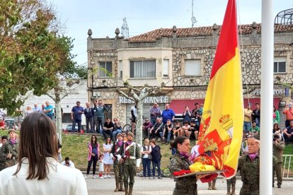 La Enseña Nacional fue izada por miembros del Ejército de Tierra.