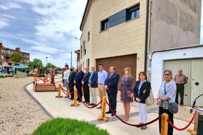 La tribuna de autoridades en Tardajos para el homenaje a la bandera.