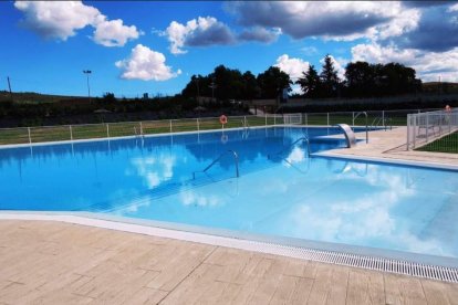 Detalle de las piscina principal de las instalaciones de Arcos de la Llana.
