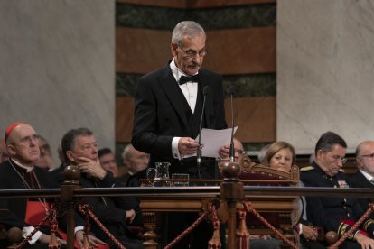 El paleoantropólogo y biólogo José María Bermúdez de Castro ha ingresado como miembro de la Real Academia Española para ocupar la silla K. RAE
