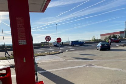 El coche quedó volcado en la A-1 sentido Madrid: FOTO: © ACB / N. C. H.