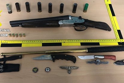 Armas y parafernalia nazi intervenida. GUARDIA CIVIL