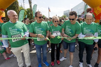 Eduardo González Campo (segundo por la izquierda) y Daniel de la Rosa (segundo por la derecha) cortan la cinta de la Marcha. SANTI OTERO