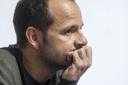 El cómico barcelonés charlando con sus lectores. SANTI OTERO