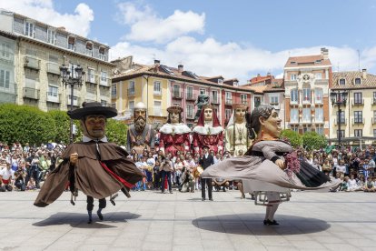 Gigantillos y Gigantones son las figuras más entrañables de las fiestas. SANTI OTERO