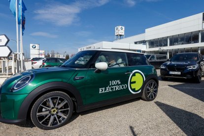 La caravana de vehículos eléctricos parte de Burgocas para iniciar el recorrido. SANTI OTERO