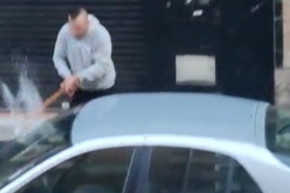 Momento en el que uno de los agresores golpea el vehículo de la víctima. POLICÍA NACIONAL