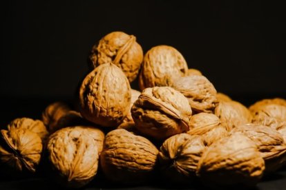 Los frutos secos disminuyen el colesterol, la fatiga y el estrés, mejoran la circulación de la sangre y el desarrollo de los huesos. Como en casi todo siempre hay un ‘pero’. “Hay que controlar su consumo por el alto poder calórico que contienen”, advierte la asesora nutricional, Elena Pérez, de EPM Nutrición y Salud.