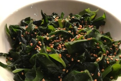 Alga Wakame. Es buena pero no se debe consumir más de 10g diarios (CDR del alga seca).