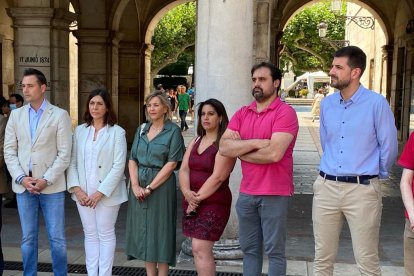 Minuto de silencio frente al ayuntamiento de Burgos. ECB