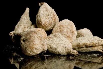 Higos secos. Esta fruta aporta 193mg de calcio por cada 100g. También es recomendable el consumo de uvas pasas.