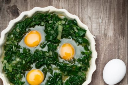 Las verduras de hoja verde como las acelgas o las espinacas previenen de enfermedades cardiovasculares, reducen el colesterol, regulan la tensión y la circulación sanguínea