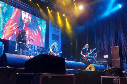 Espectacular y sorprendente voz de Miriam Ortiz, un derroche de potencia en el Zurbarán Rock. L. G. L.