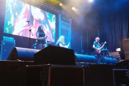 Espectacular y sorprendente voz de Miriam Ortiz, un derroche de potencia en el Zurbarán Rock. L. G. L.