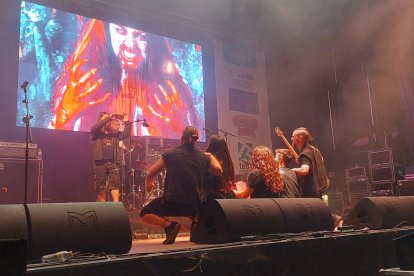 El concierto de Velkhanos terminó con una foto ante el público. L. G. L.
