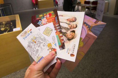 Quienes entregan sus piezas dentales reciben algunos regalos vinculados a Atapuerca, la evolución humana y el universo Ratón Pérez. TOMÁS ALONSO