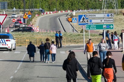 Agentes de la Policía Local, en los accesos a las Barracas, durante las fiestas de San Pedro y San Pablo. TOMÁS ALONSO