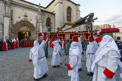 Ambas imágenes se miran antes de iniciar el Vía crucis. S. OTERO
