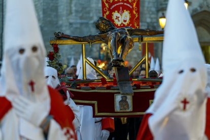 La imagen del Cristo Negro es portada a hombros. SANTI OTERO
