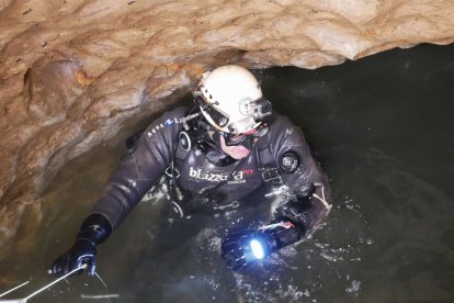 Exploración mediante técnicas subacuáticas en el Complejo Kárstico de Ojo Guareña. Grupo Espeleológico Edelweiss