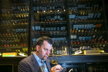 González muestra la fase olfativa de una cata un vino. TOMÁS ALONSO