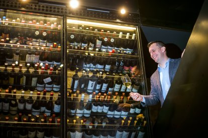 González junto a la bodega de Cobo Estratos. TOMÁS ALONSO