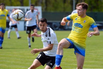 Nacho Heras presiona a un jugador del Náxara. TOMÁS ALONSO